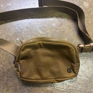 Lululemon Everywhere Athletica Belt Bag Crossbody in Brown 1L
Never been used !